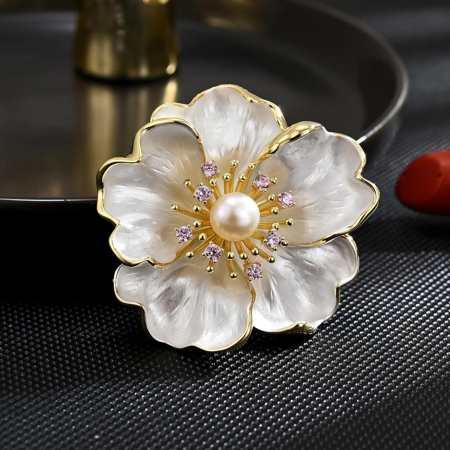 Brooches and Pins for Women Elegant Flower Pearl Brooches Costume Broches Jewelry Lady Christmas Pin for Women