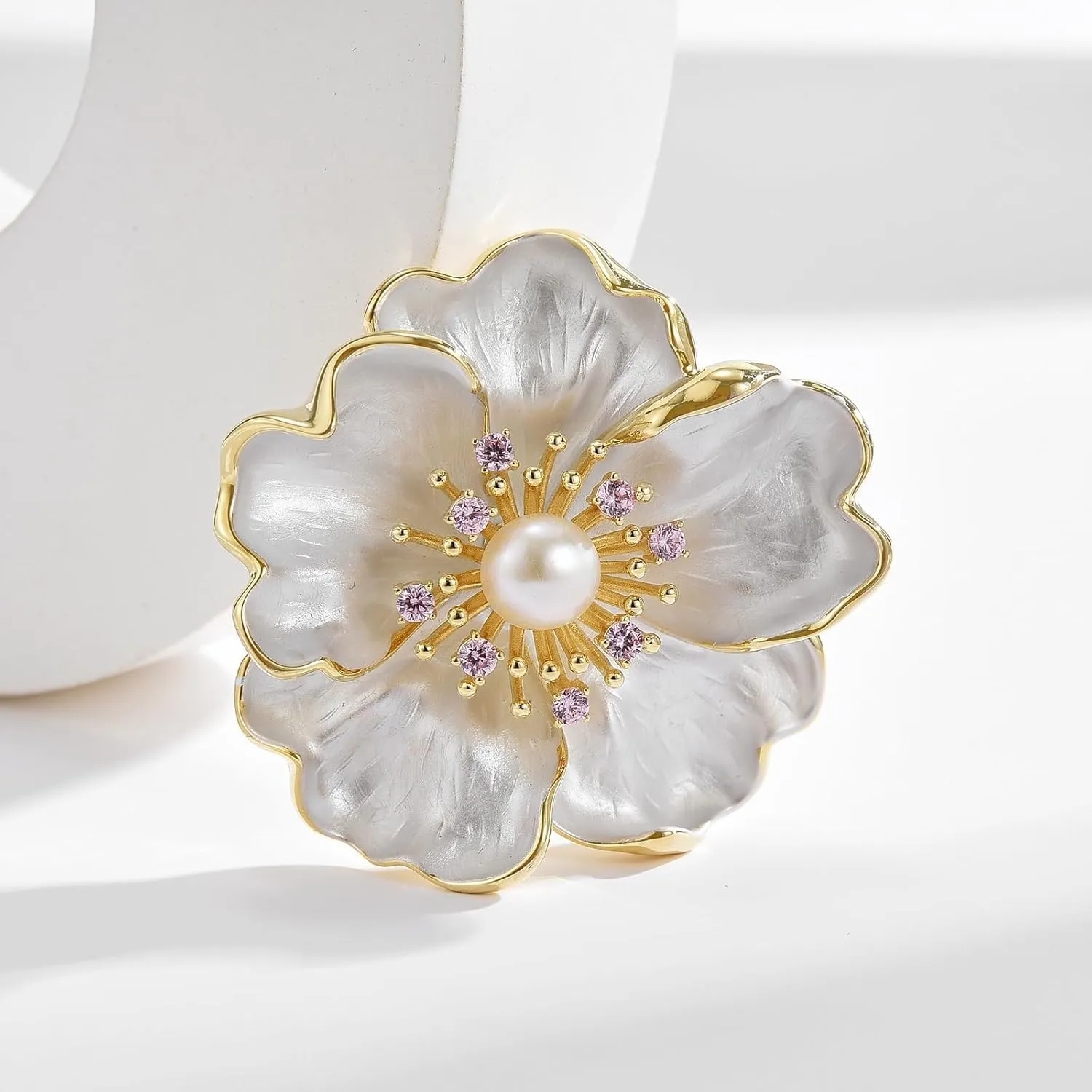 Brooches and Pins for Women Elegant Flower Pearl Brooches Costume Broches Jewelry Lady Christmas Pin for Women