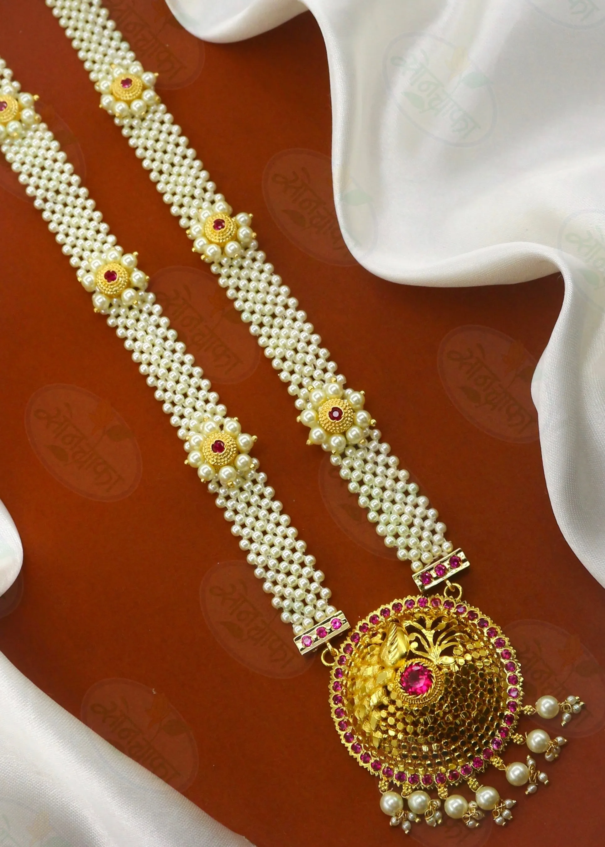 ELEGANT FLORAL PEARL NECKLACE