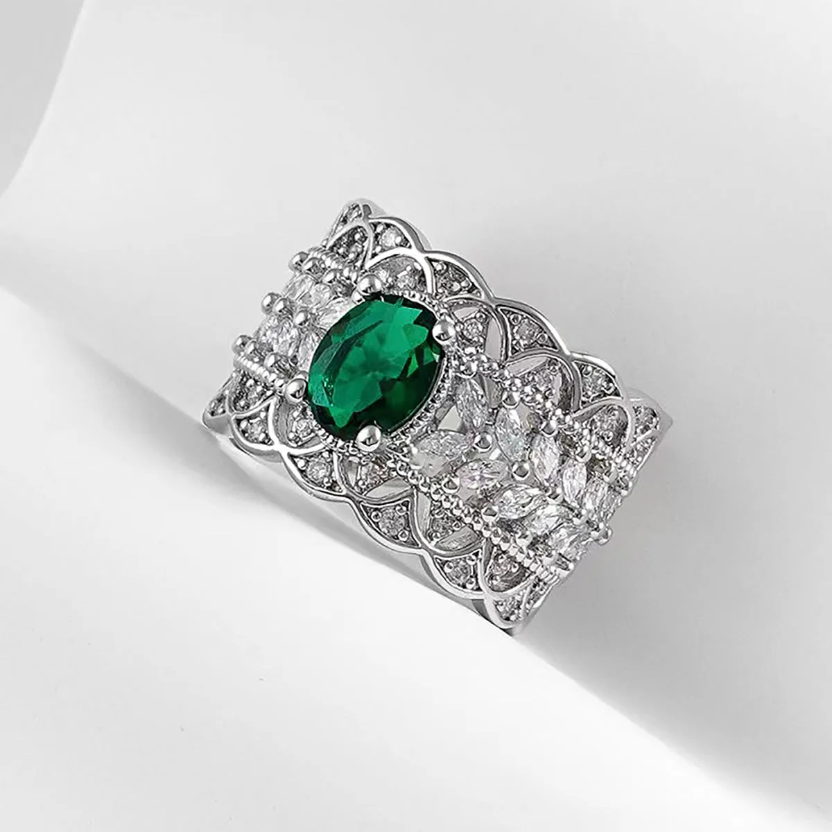 Fashion Vintage Hollow Emerald Ring